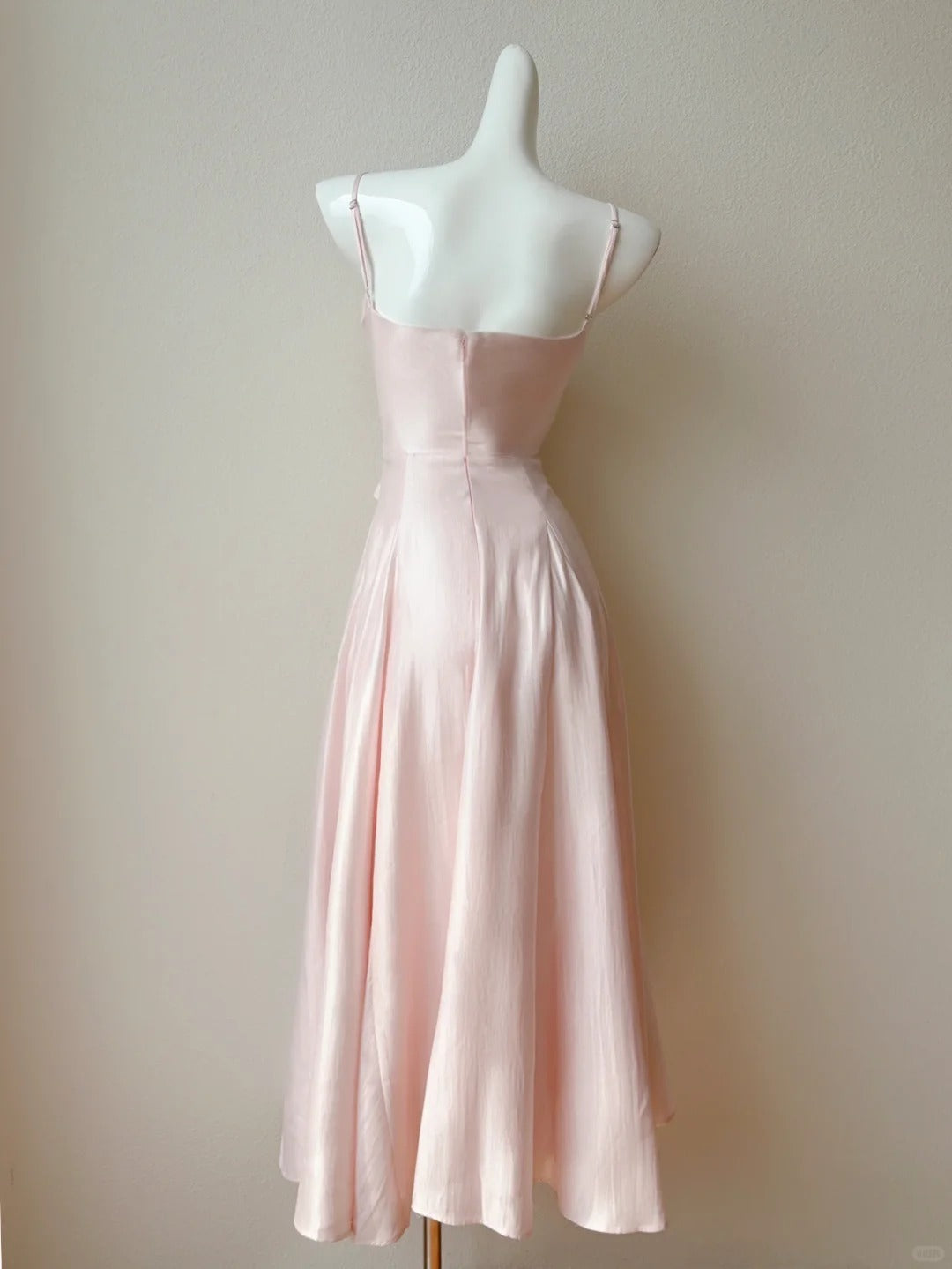 Robe de soirée longue en satin rose blush à bretelles spaghetti, coupe trapèze, ED02587