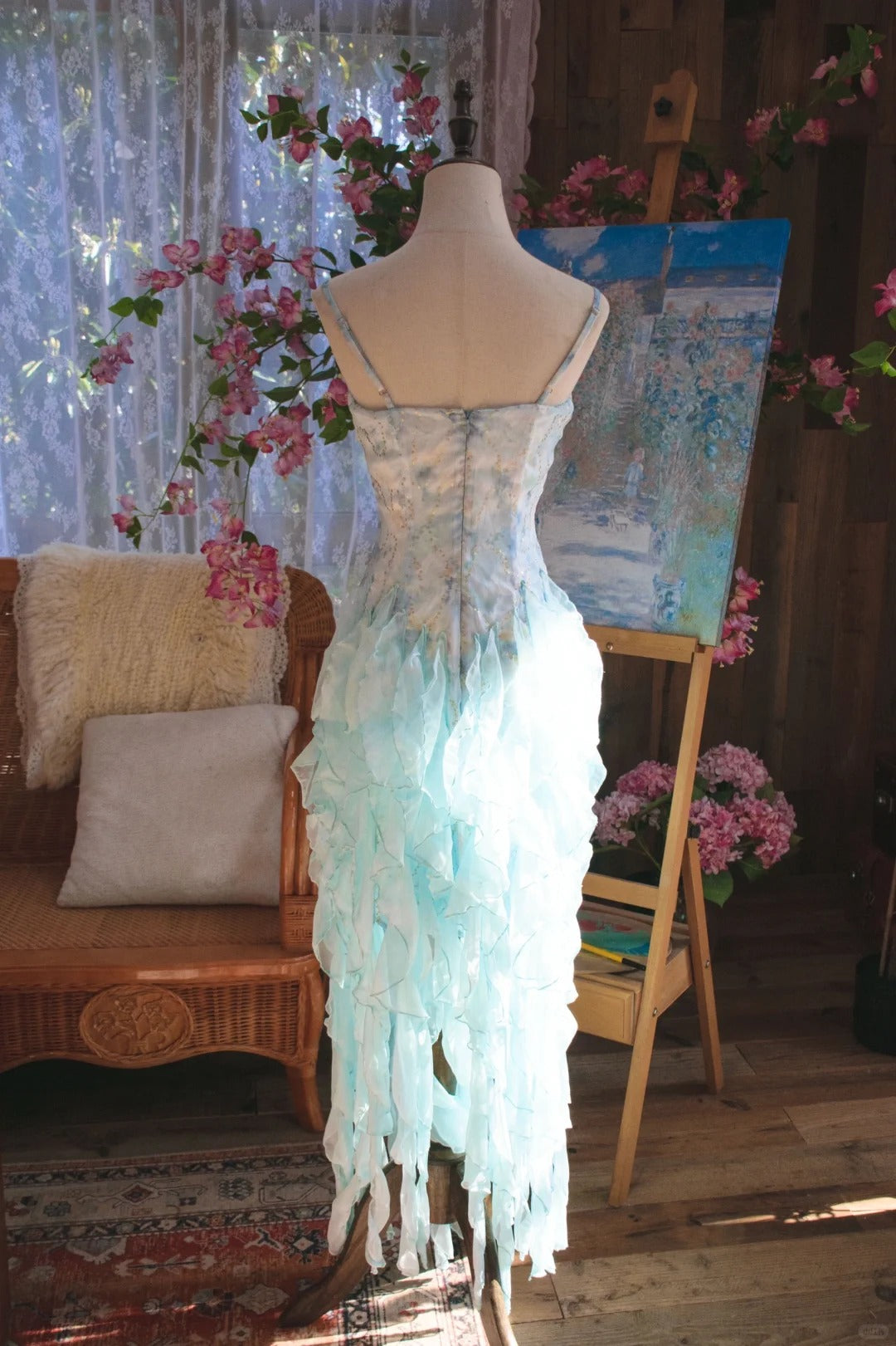 Superbe robe de bal fourreau bleu clair en mousseline imprimée à bretelles spaghetti et volants ED02593