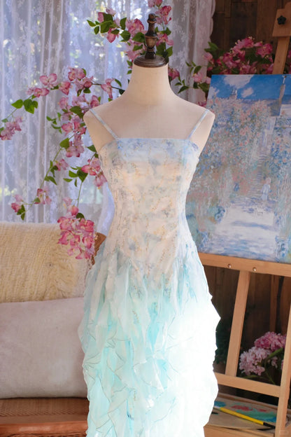 Superbe robe de bal fourreau bleu clair en mousseline imprimée à bretelles spaghetti et volants ED02593