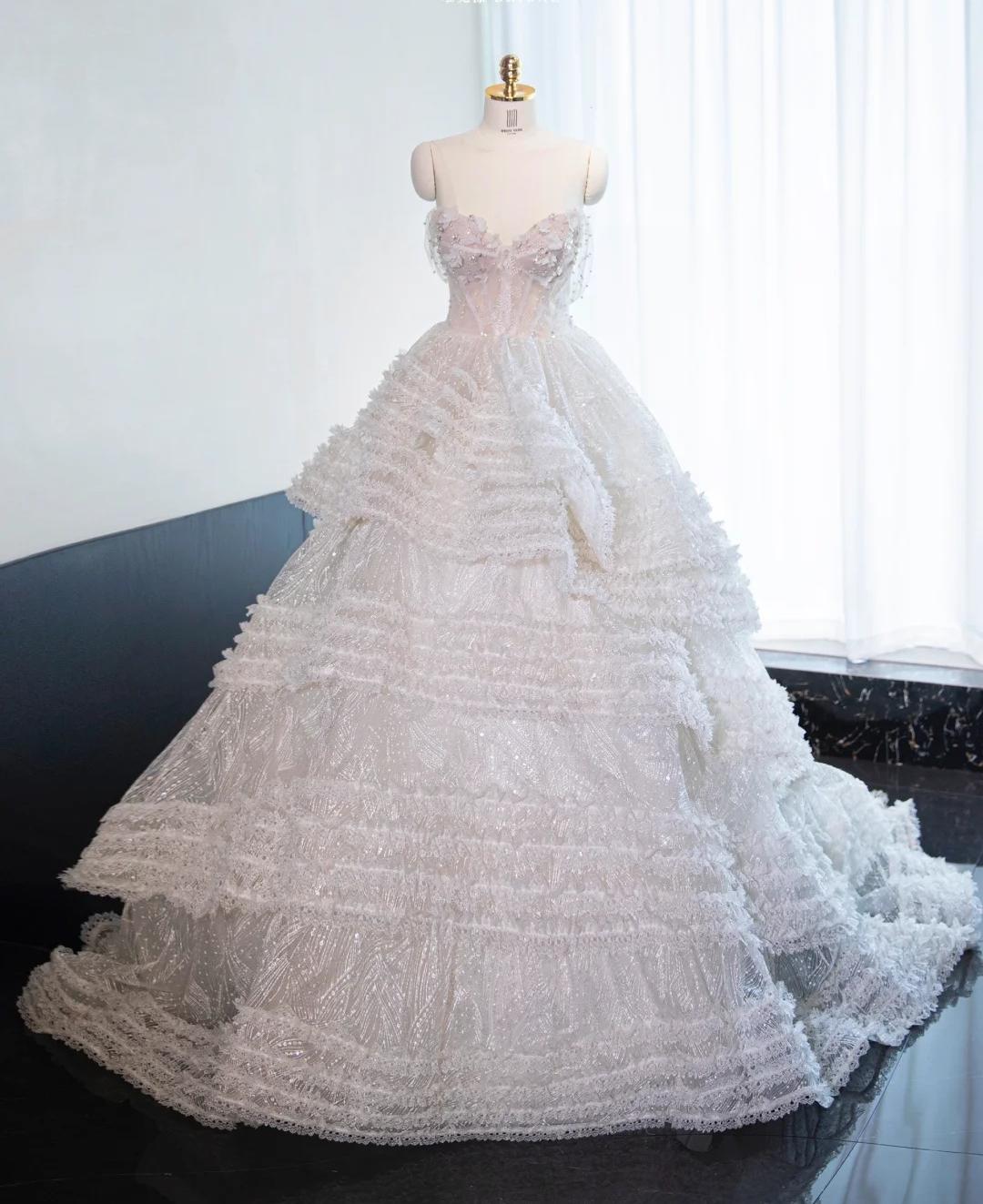 Superbe robe de mariée blanche en tulle et perles, décolleté en cœur, coupe trapèze, ED02608