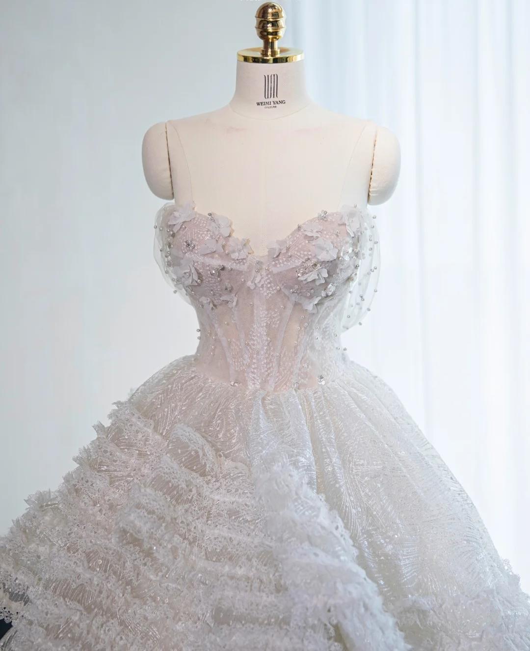 Superbe robe de mariée blanche en tulle et perles, décolleté en cœur, coupe trapèze, ED02608
