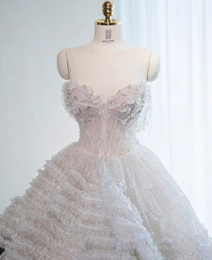 Superbe robe de mariée blanche en tulle et perles, décolleté en cœur, coupe trapèze, ED02608