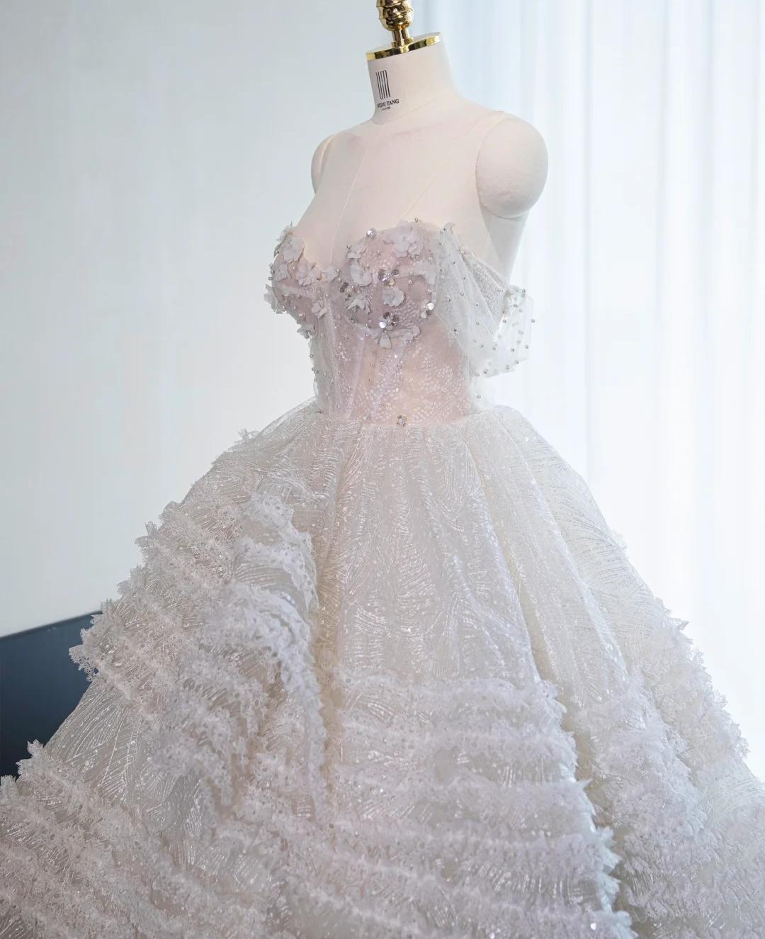 Superbe robe de mariée blanche en tulle et perles, décolleté en cœur, coupe trapèze, ED02608