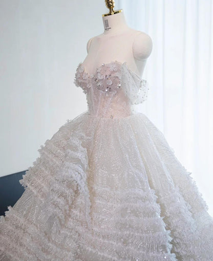 Superbe robe de mariée blanche en tulle et perles, décolleté en cœur, coupe trapèze, ED02608