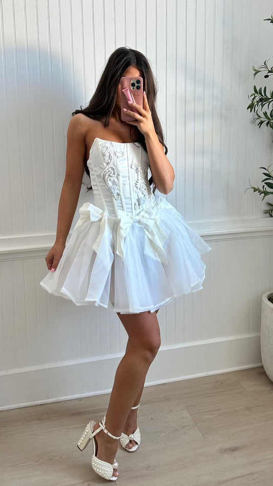Elegant White Strapless A-Line Tulle Beaded Short Prom Dresses Homecoming Dresses ED02745