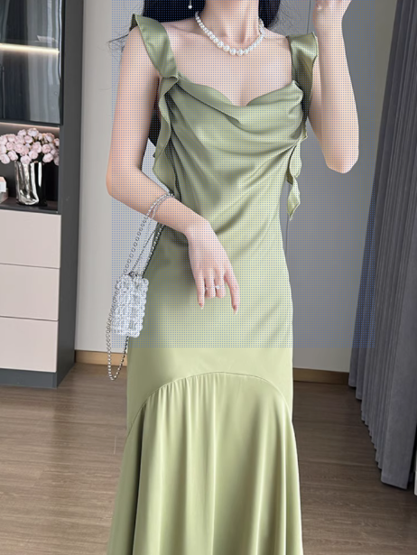 Französisches Rüschen-Satin-Strapskleid mit schwingendem Halsausschnitt und Fischschwanz-Maxikleid ED0278