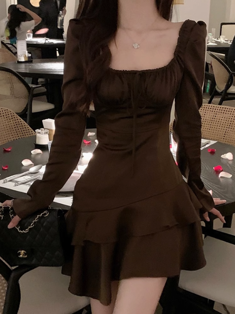 French Tea Break Kleid mit eckigem Ausschnitt und Rüschenrock ED0281