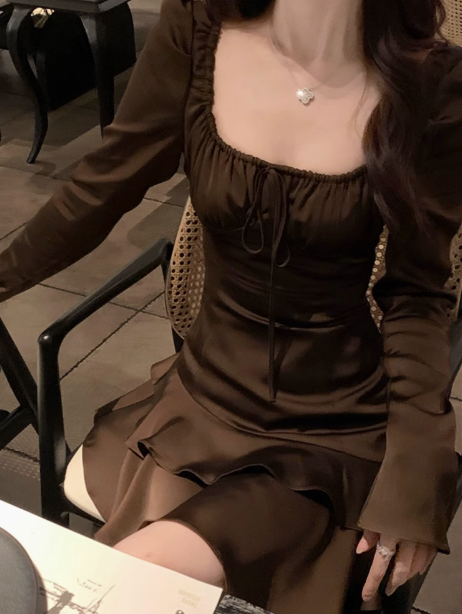 French Tea Break Kleid mit eckigem Ausschnitt und Rüschenrock ED0281
