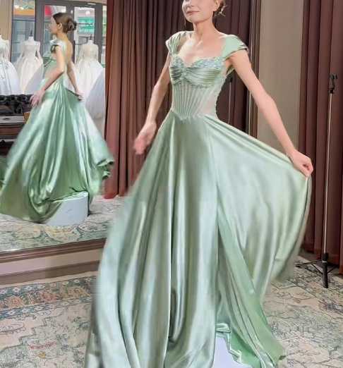 Wunderschönes dunkelolivgrünes herzförmiger Ausschnitt A-Linie Satin Tüll Kurzes Ballkleid Homecoming-Kleid ED02575
