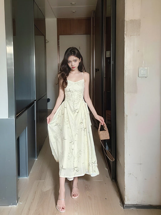 Neues Hosenträgerkleid aus Satin mit chinesischem Bambusdruck und plissierter Taille ED0360