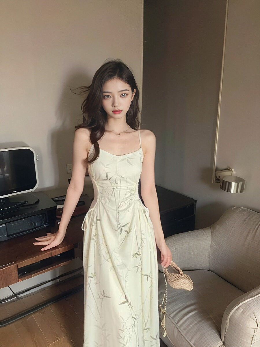 Neues Hosenträgerkleid aus Satin mit chinesischem Bambusdruck und plissierter Taille ED0360