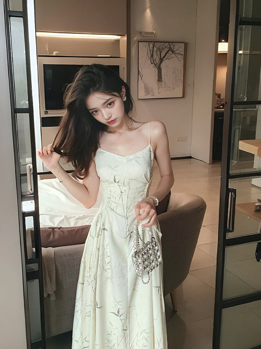 Neues Hosenträgerkleid aus Satin mit chinesischem Bambusdruck und plissierter Taille ED0360