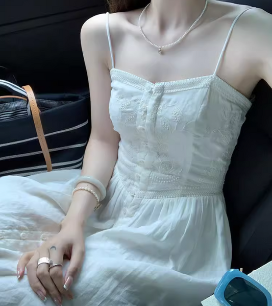 Einreihiges weißes Hosenträgerkleid mit Stickereien im französischen Stil ED0365