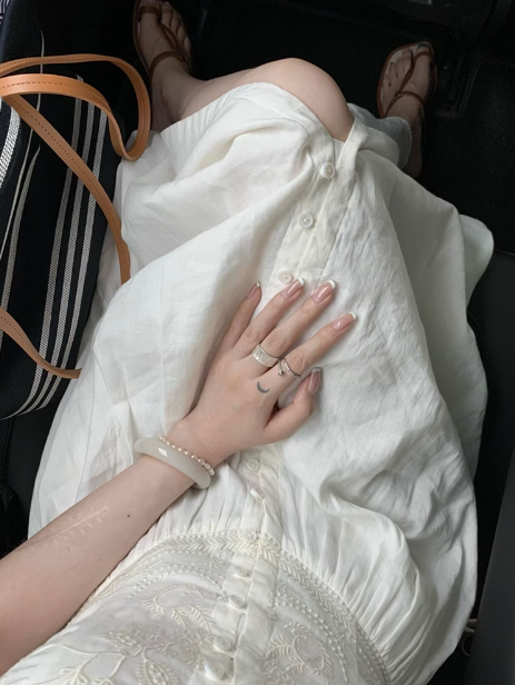 Einreihiges weißes Hosenträgerkleid mit Stickereien im französischen Stil ED0365