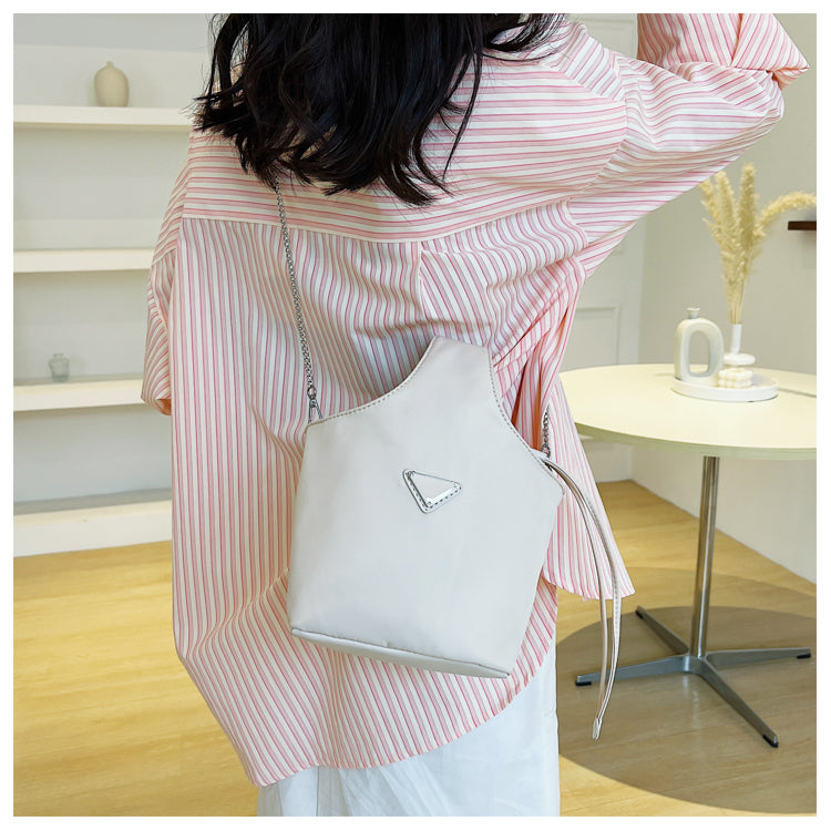 Sac seau décontracté en nylon avec chaîne ED0379