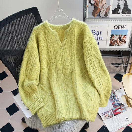 Mittellanger, dicker Zopfmusterpullover mit V-Ausschnitt ED0390