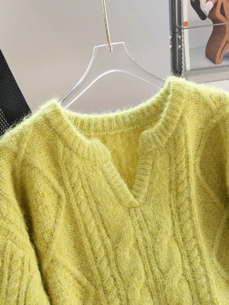 Mittellanger, dicker Zopfmusterpullover mit V-Ausschnitt ED0390