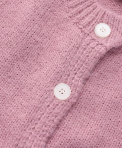 Sanfte, lockere Strickjacke mit Rundhalsausschnitt ED0408