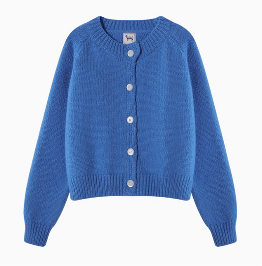 Sanfte, lockere Strickjacke mit Rundhalsausschnitt ED0408