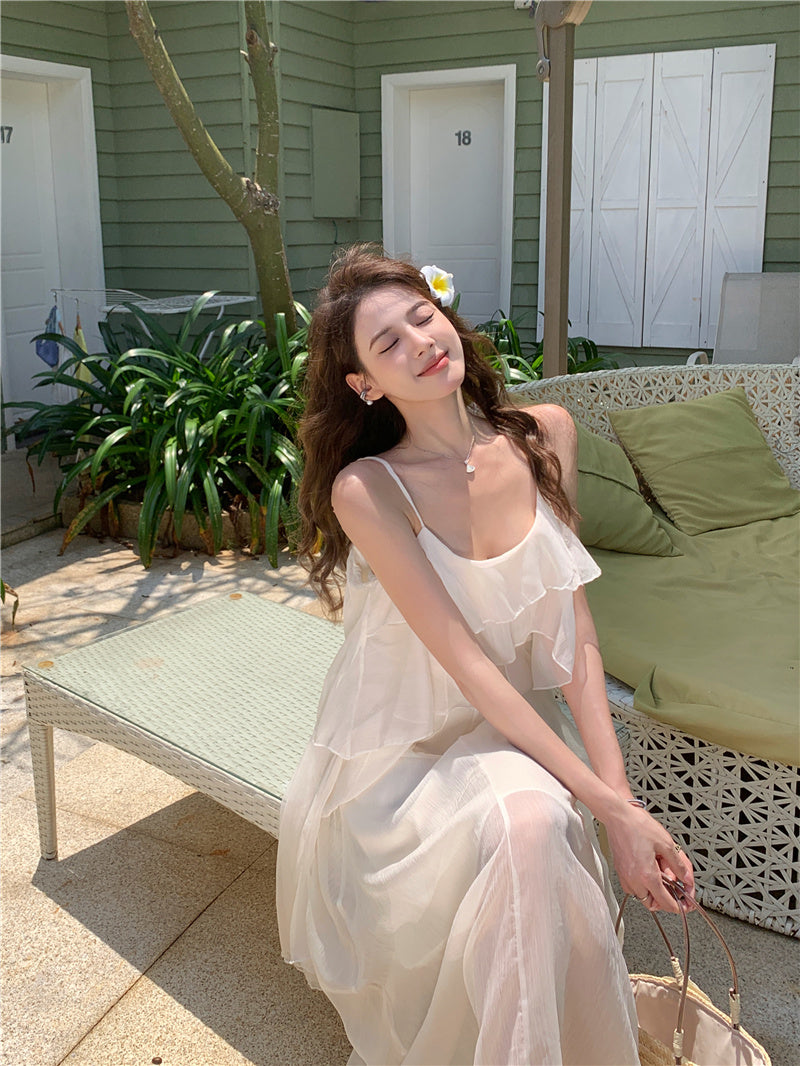 Chiffon-Kleid mit Rüschen und Strapsen am Meer ED0413