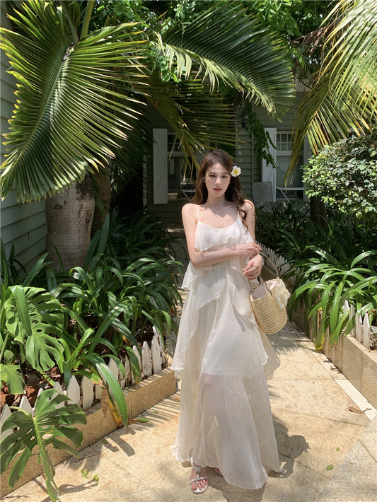Chiffon-Kleid mit Rüschen und Strapsen am Meer ED0413