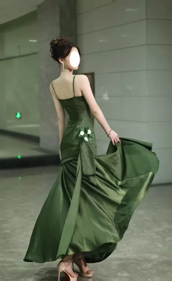 Französisches rückenfreies grünes Satin-Unterkleid ED0430