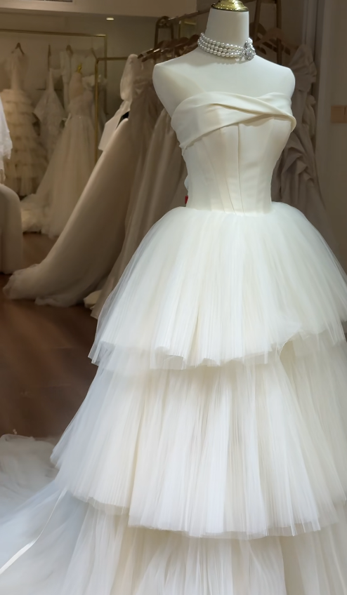 Timeless Strapless Ball Gown Simple Tulle Wedding Dresses Ivory Bridal Gowns ED04429