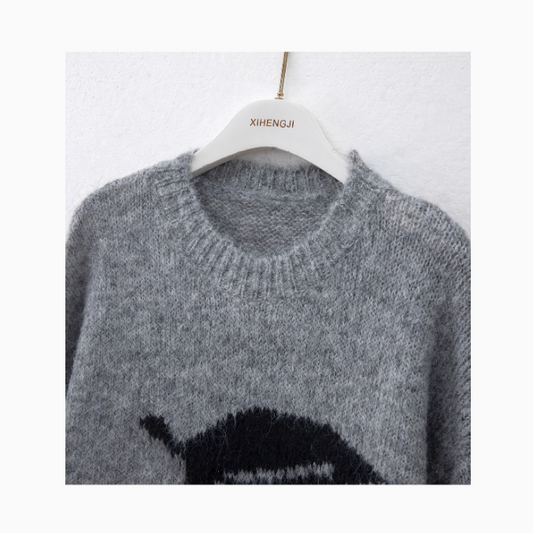 Mohairpullover mit Kirschstickerei und Rundhalsausschnitt ED0447