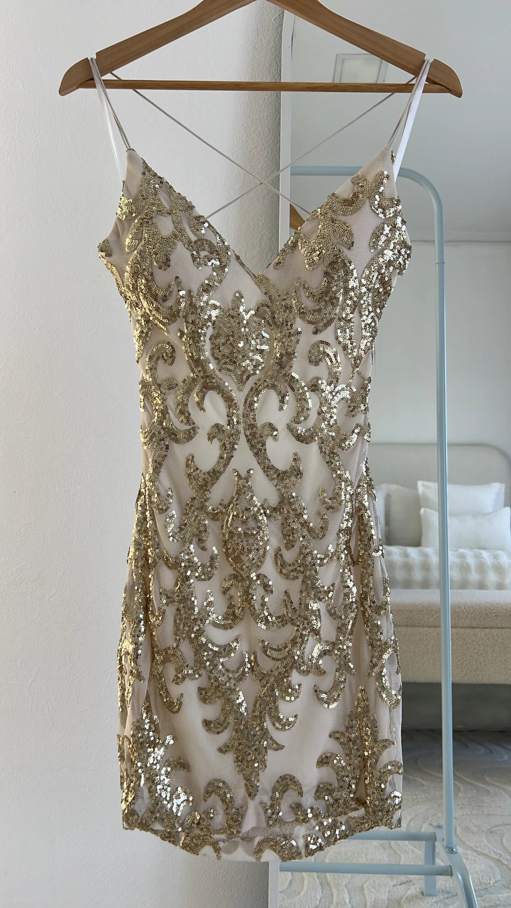 Gorgeous Spaghetti Strap Sheath Short Prom Dresses Sequined Backless Birthday Dresses Gold Sleeveless Homecoming Dresses ED04645