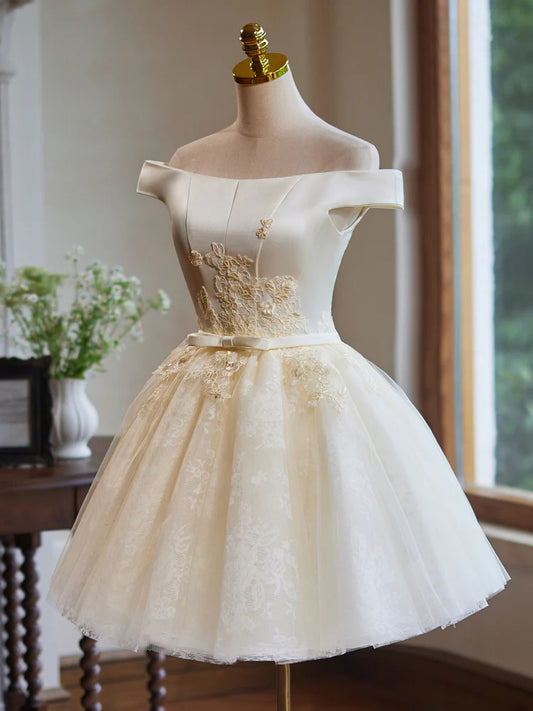 Robe de bal courte en satin et dentelle, coupe trapèze, épaules dénudées, couleur champagne, ED047