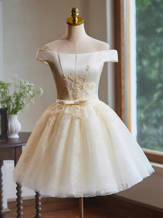 Robe de bal courte en satin et dentelle, coupe trapèze, épaules dénudées, couleur champagne, ED047