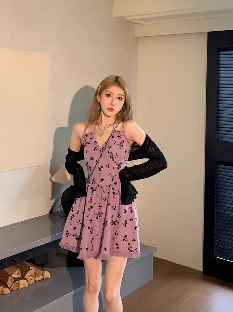 Süßes und heißes Neckholder-Kleid im Mädchenstil mit Blumenquaste ED0472