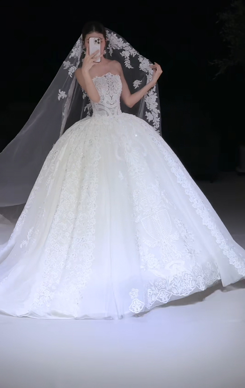 Luxury Strapless Ball Gown with Lace Appliques Long Wedding Dresses with Beading White Bridal Gowns Sleeveless Bridal Dresses ED04791