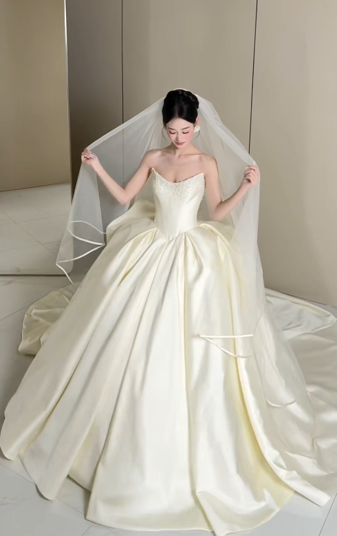 Elegant Strapless Ball Gown Long Wedding Dresses Sleeveless Light Champagne Bride Gowns Satin Bridal Dresses ED05000