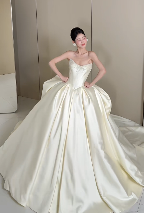 Elegant Strapless Ball Gown Long Wedding Dresses Sleeveless Light Champagne Bride Gowns Satin Bridal Dresses ED05000