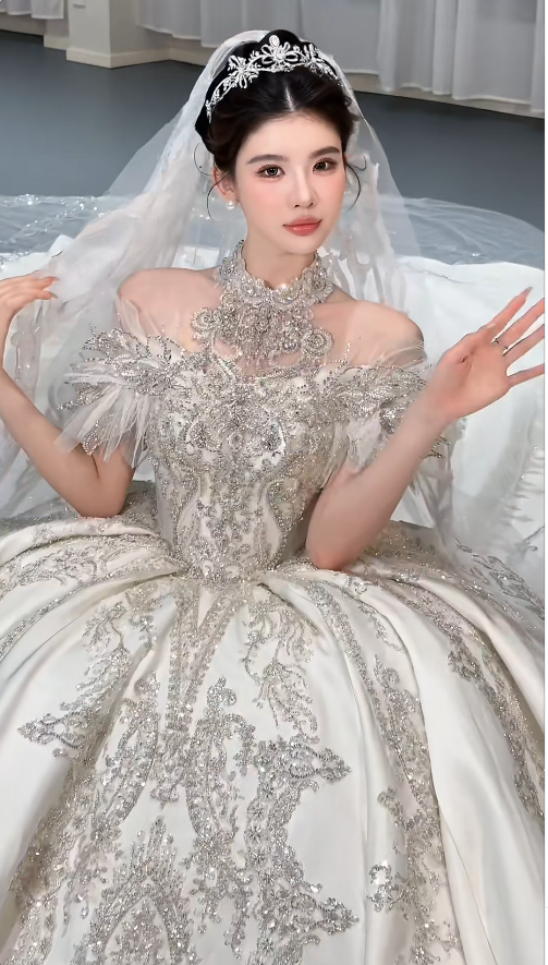 Princess Off-shoulder Ball Gown Satin Long Wedding Dresses with Rhinestone Appliques White Bridal Gowns Short Sleeve Bridal Dresses ED05070