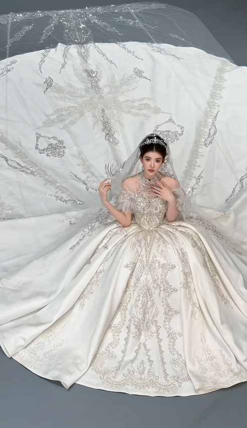 Princess Off-shoulder Ball Gown Satin Long Wedding Dresses with Rhinestone Appliques White Bridal Gowns Short Sleeve Bridal Dresses ED05070