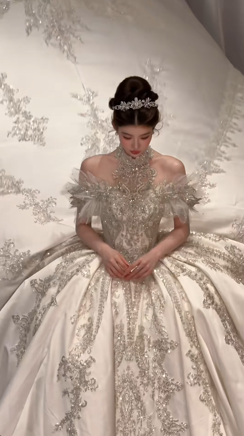 Princess Off-shoulder Ball Gown Satin Long Wedding Dresses with Rhinestone Appliques White Bridal Gowns Short Sleeve Bridal Dresses ED05070