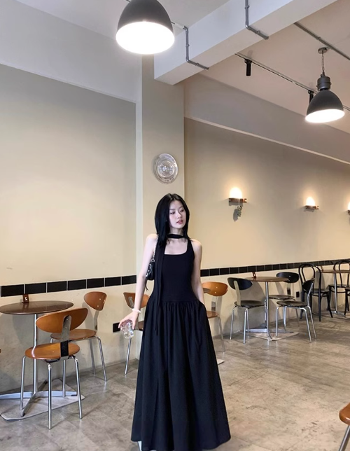 Sanftes Neckholder-Hosenträgerkleid im französischen Stil ED0512