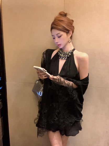 Französisches Diamant-V-Ausschnitt-Neckholder-Kleid in Schwarz, Geburtstagskleid ED0517