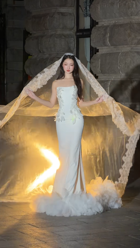 Elegant Strapless Mermaid White Long Wedding Dresses Satin White Bridal Gowns Sleeveless Bridal Dresses ED05205