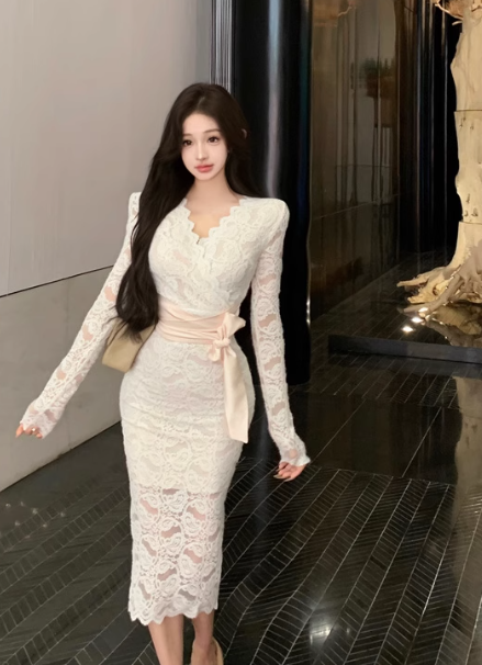 Aprikosenfarbenes Kleid mit V-Ausschnitt und hoher Taille und langen Ärmeln aus Spitze ED0525