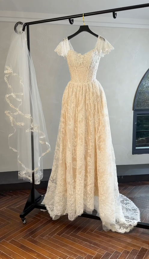 Vintage A-Line Long Wedding Dresses Sweetheart Lace Beaded Bridal Gowns Applique Bridal Dresses ED05519