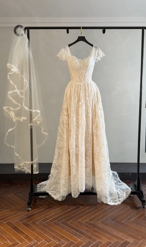 Vintage A-Line Long Wedding Dresses Sweetheart Lace Beaded Bridal Gowns Applique Bridal Dresses ED05519