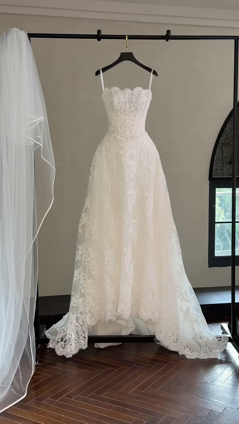 Gorgeous Strapless A-line Long Weddng Dresses Lace Appliques White Bridal Gowns Sleeveless Bridal Dresses ED05570