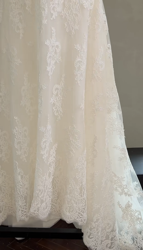 Gorgeous Strapless A-line Long Weddng Dresses Lace Appliques White Bridal Gowns Sleeveless Bridal Dresses ED05570