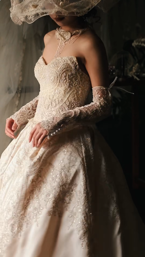 Vintage Sweetheart A-Line Long Wedding Dresses Satin Applique Light Champagne Bridal Dresses Sleeveless Gowns  ED05587