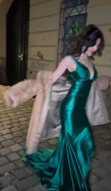 Sexy V-Neck Mermaid Long Prom Dresses Satin Green Evening Dresses ED05619