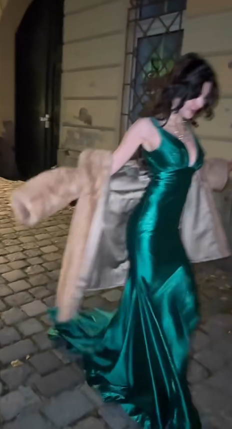 Sexy V-Neck Mermaid Long Prom Dresses Satin Green Evening Dresses ED05619