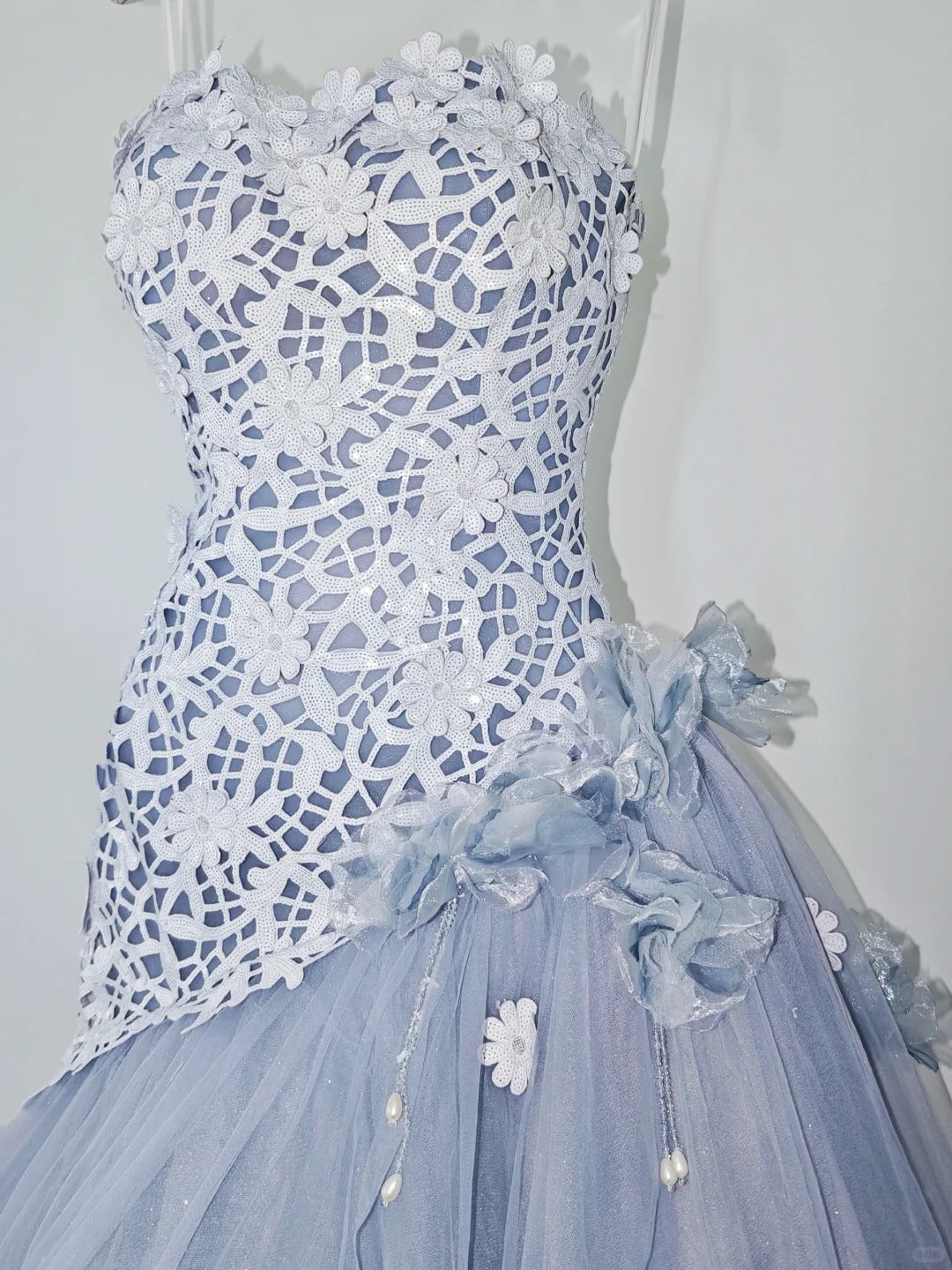 Gorgeous Strapless A-Line Long Prom Dresses Appliques Tulle Blue Evening Dresses Sleeveless Blue Birthday Dresses ED05630